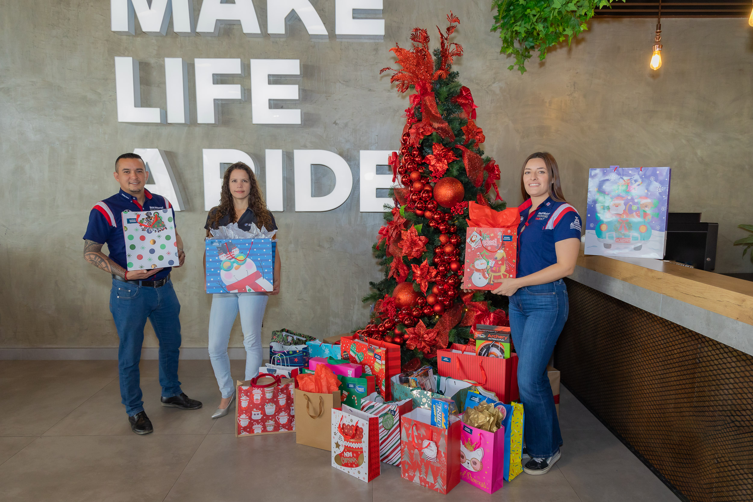 LLEVAR FELICIDAD CON NAVIDAD RED MOTORS